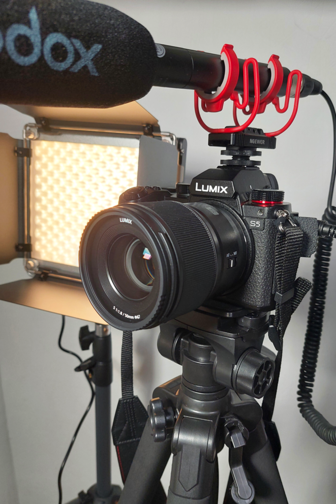 Wir als Videoproduktion und Alternative zu Videoagentur in Marburg im Landkreis Marburg-Biedenkopf produzieren kreative und günstige Videos. Bild Kamera, Licht und Ton von Mathis Willhardt.