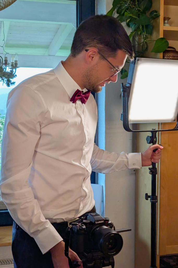 Wir als Videoproduktion und Alternative zu Videoagentur in Marburg im Landkreis Marburg-Biedenkopf produzieren kreative und günstige Videos. Bild Mathis Willhardt bei einem Projekt.