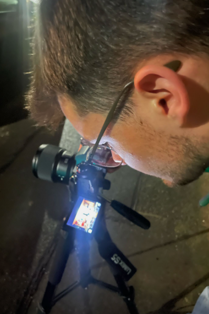 Wir als Videoproduktion und Alternative zu Videoagentur in Marburg im Landkreis Marburg-Biedenkopf produzieren kreative und günstige Videos. Bild Mathis Willhardt mit Kamera.